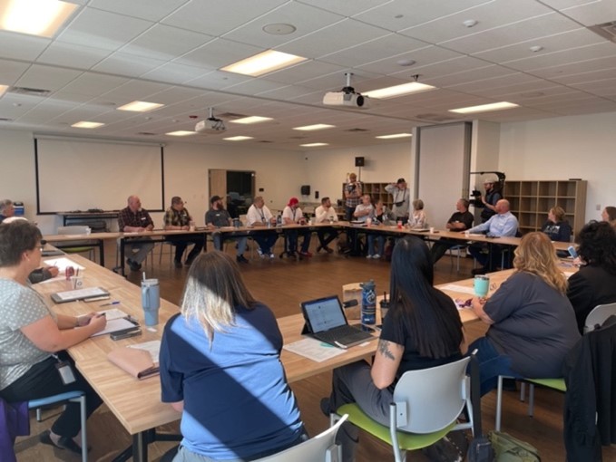 Group of people at tables arranged in a circle